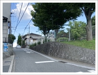 ④石垣の上に公園