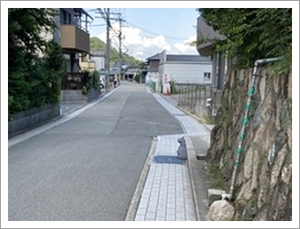⑤坂を上り切ると
